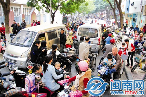 瑞京路靠延安南路段，一到放学时间，交通便很拥堵