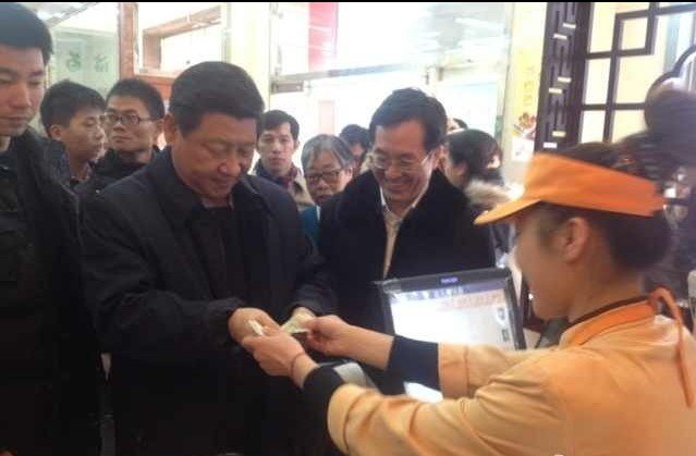 习近平包子铺排队就餐 自己买单端盘子1