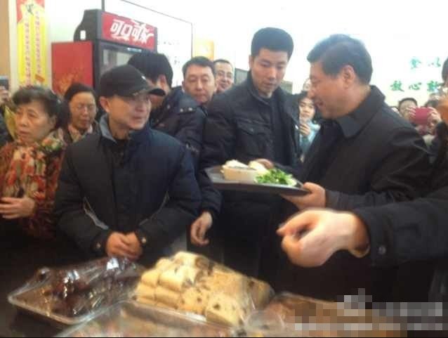 习近平包子铺排队就餐 自己买单端盘子(组图)2