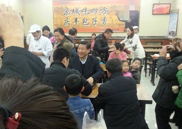 习近平包子铺排队就餐 自己买单端盘子(组图)3