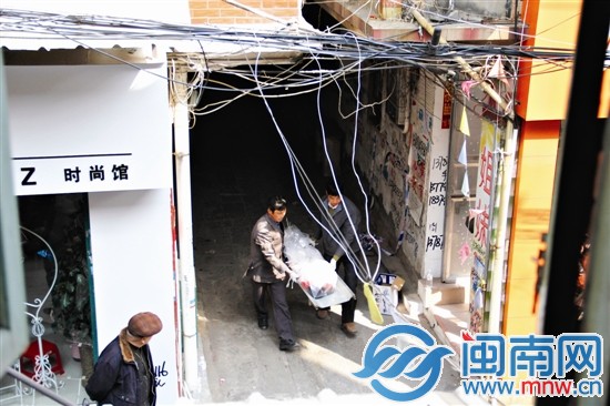 案发5小时后，妻女的遗体被殡仪馆人员抬走了