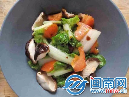 灼包菜胡萝卜香菇