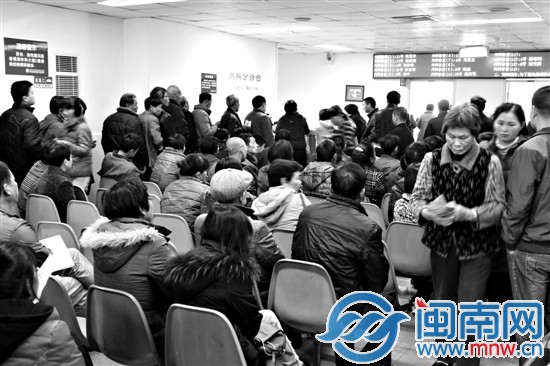 昨天上午9点左右，市医院内科分诊台，病人已排起长队