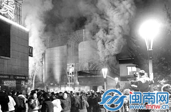爆炸发生时现场浓烟滚滚