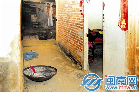 死者使用的火盆已经移到房间门外