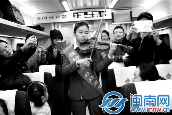 动姐在福州南站首发深圳北D2311次动车拉小提琴