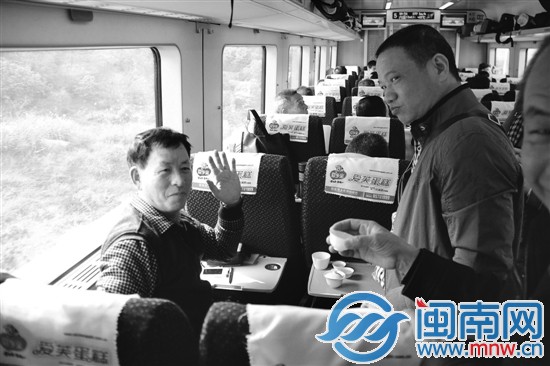 几名乘客在动车上泡茶