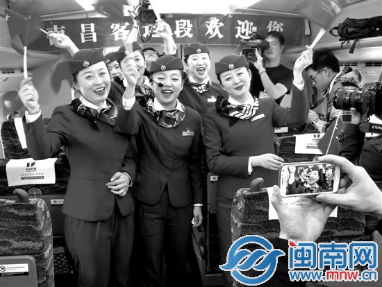 首趟动车上的动姐们