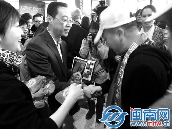 省旅游局副局长陈奕辉现场派“福袋”