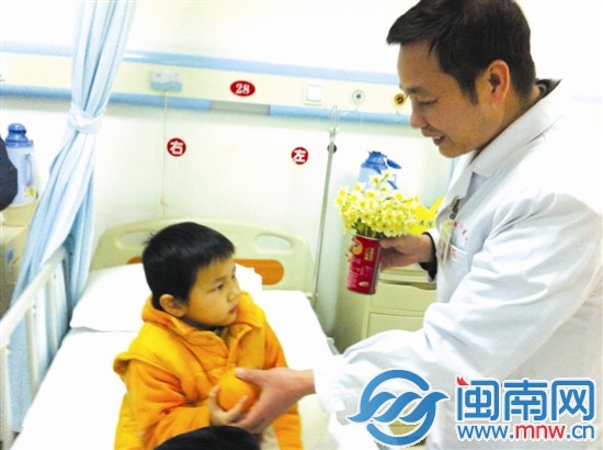 小佳送水仙花给医生