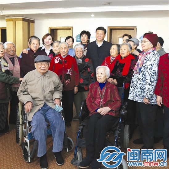 习近平在四季青敬老院与老年读书社成员合影