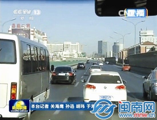 习近平乘坐的面包车，与私家车并行（央视截图）