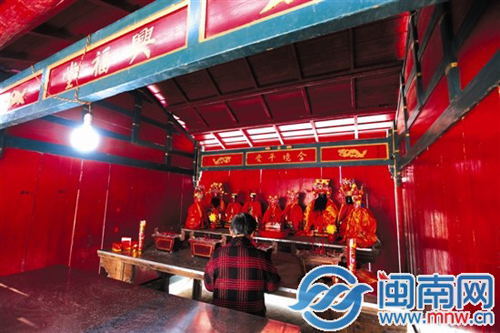 兴福堂的屋脊和三面墙都是用木板搭建的