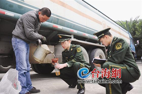 民警对该批油品取样