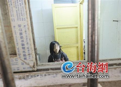 好几个月没理发，小欣（化名）看起来像个女孩