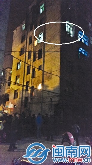 亮着三个灯的五楼房间就是事发租房