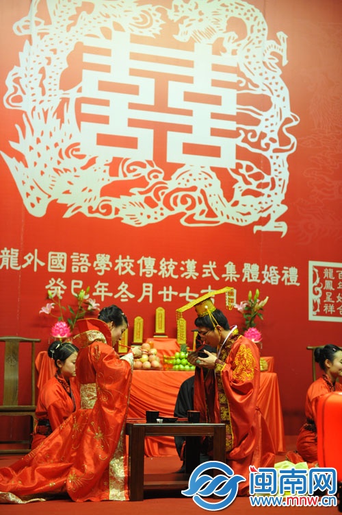 新人在大喜之下，幸福行合卺礼