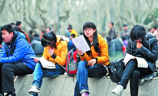2013年自主招生考场外，考生在抓紧时间复习