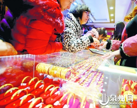 人们在一家金店选购黄金饰品