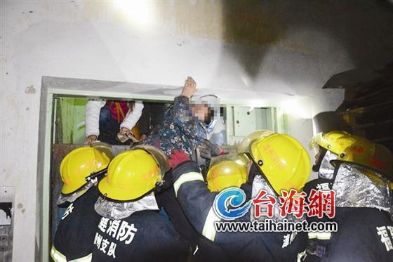 东山西浦一公司货柜电梯出故障