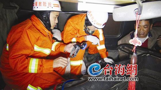 龙海九龙岭下坡路段货车追尾大挂车一人被困