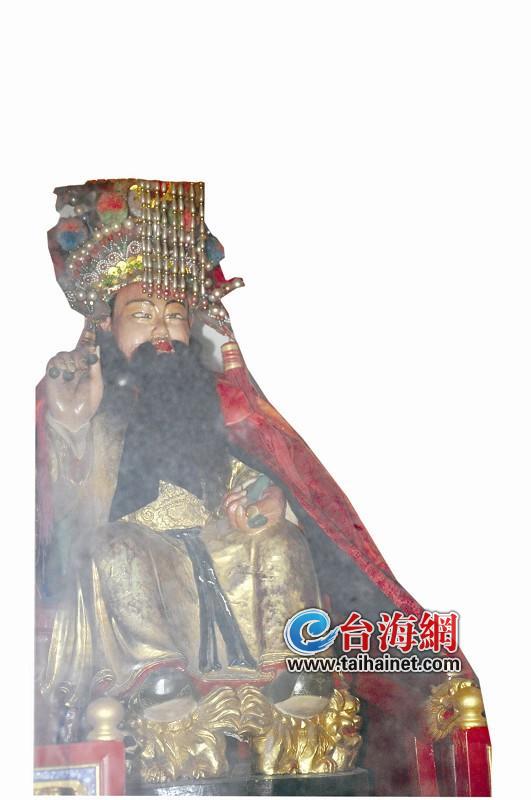 神像居然头戴着古代皇帝才能戴的“冕旒”