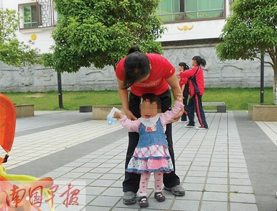 丹露在跟养母韦柳快乐地玩耍