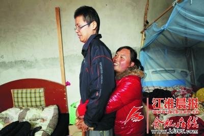 朱凯莉抱着周律锻炼走路