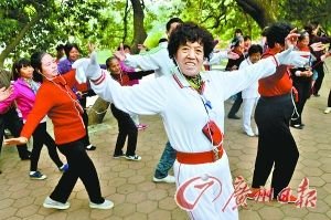 天河公园，大妈们戴着耳机安静地跳着广场舞