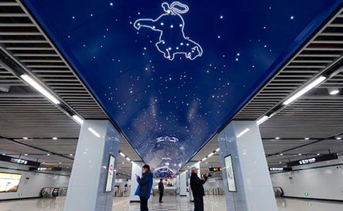 乘客在上海地铁12号线国际客运中心站参观璀璨星空