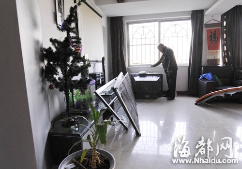 煤气爆燃，窗户都被震落
