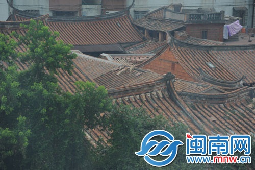中宪第屋顶瓦片多有破损
