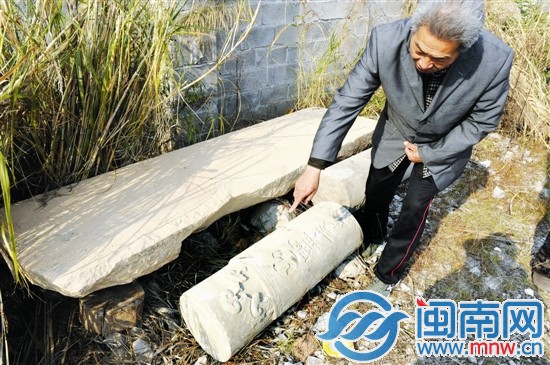 石柱上的对联，写有许氏的堂号