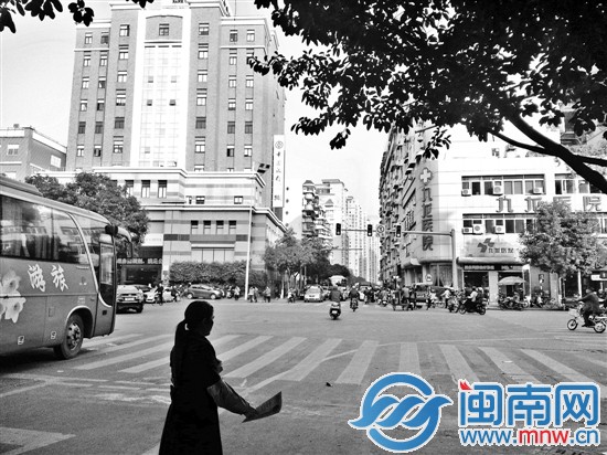 南昌中路被阻挡，路宽减小，时常拥堵