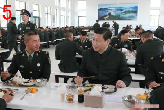 习近平与部队战士同桌就餐