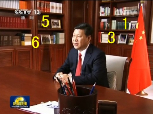 书架上的照片