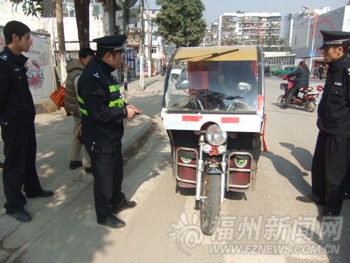 一辆涉嫌非法营运的残疾车被拦截