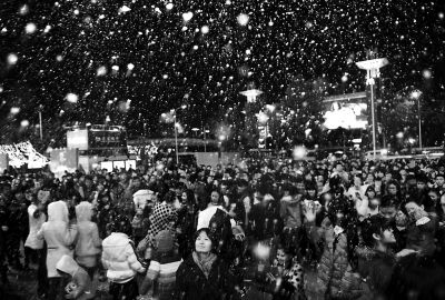 凌晨天空“飘下飞雪”