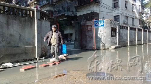 路面满是积水，行人只能踩着砖头行走