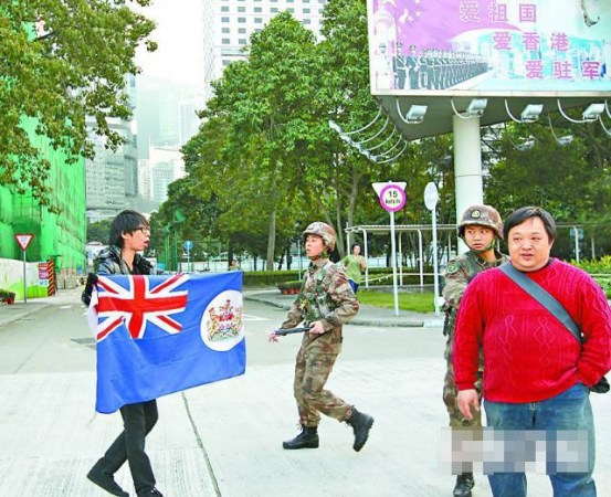 6名香港反对派成员持港英旗帜闯入驻港部队总部