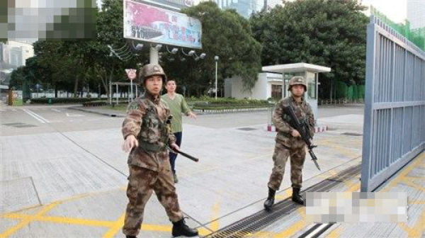 高呼口号反对“兴建中环军用码头”