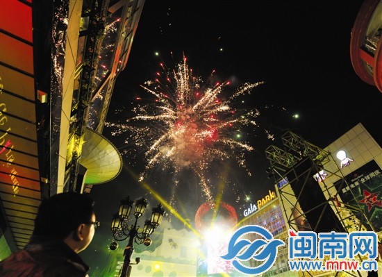 2014年零点一过，泉州领SHOW天地内焰火怒放