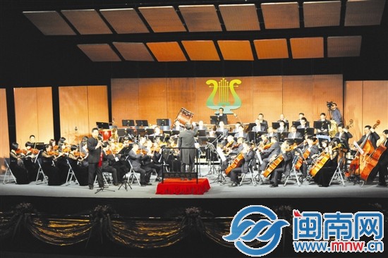 昨夜的跨年音乐会现场演奏了12首曲目