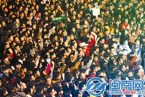 领SHOW天地的跨年活动主办方称，现场上万人
