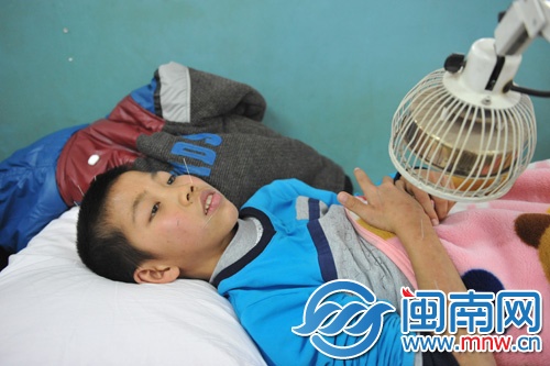 如今，他无法去上学，每天都要去医院针灸