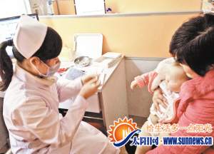 江头社区卫生服务中心医务人员为孩子注射一类乙肝疫苗