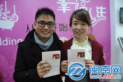 李长友与女友黄晓慧，昨在泉州鲤城婚姻登记处欢喜领证