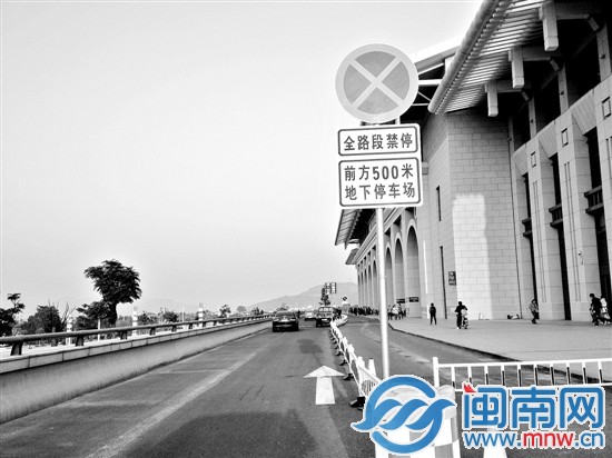 漳州火车站二楼出发层匝道上的违停车辆少了，指示标 