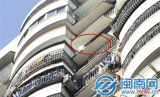 遮雨檐脱落 水泥块击中男孩1