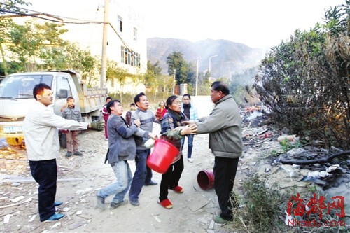 福州东三环有人乱烧垃圾 为揪 元凶 两邻居起冲突